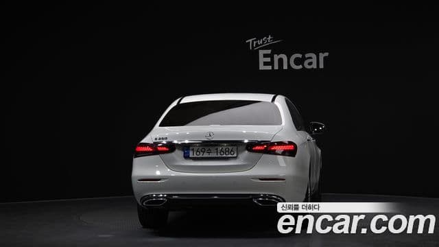 Mercedes-Benz E-Class 2022 — Photo 14/20