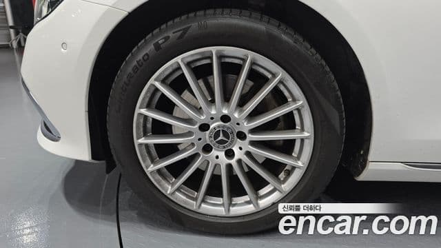 Mercedes-Benz E-Class 2022 — Photo 11/20