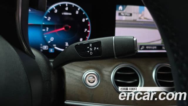 Mercedes-Benz E-Class 2022 — Photo 16/20