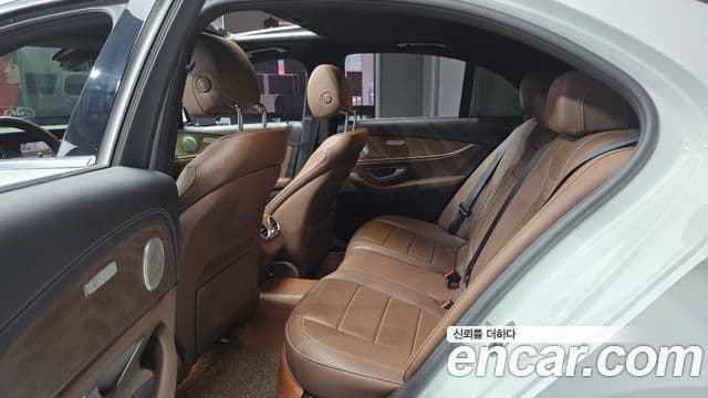 Mercedes-Benz E-Class 2022 — Photo 17/20