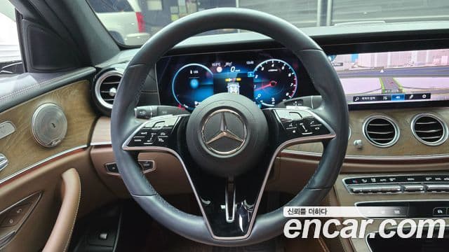 Mercedes-Benz E-Class 2022 — Photo 2/20