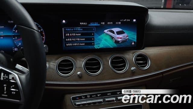 Mercedes-Benz E-Class 2022 — Photo 19/20