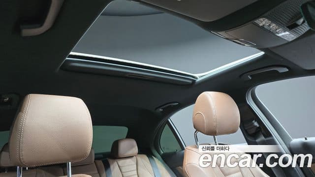 Mercedes-Benz E-Class 2022 — Photo 12/20