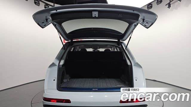 Audi Q7 2021 — ფოტო 20/20