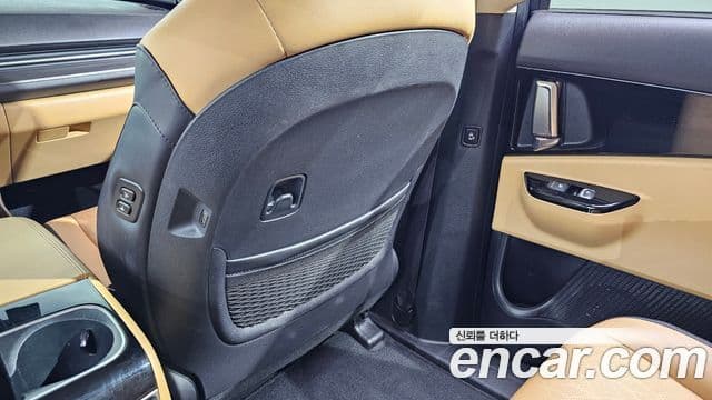 Kia Carnival 2023 — ფოტო 19/20