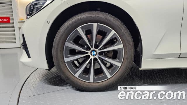 BMW 3 Series 2022 — ფოტო 18/20