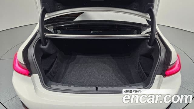 BMW 3 Series 2022 — ფოტო 13/20