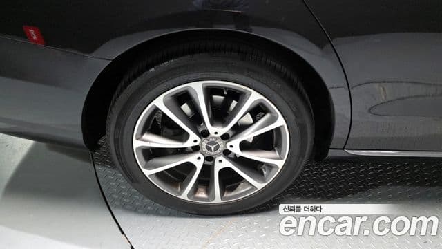 Mercedes-Benz E-Class 2018 — ფოტო 5/20