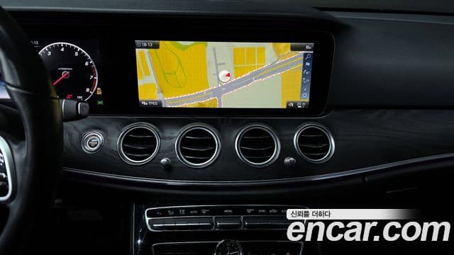 Mercedes-Benz E-Class 2018 — ფოტო 14/20
