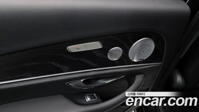 Mercedes-Benz E-Class 2018 — ფოტო 17/20