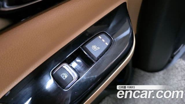 Kia Carnival 2023 — ფოტო 19/20