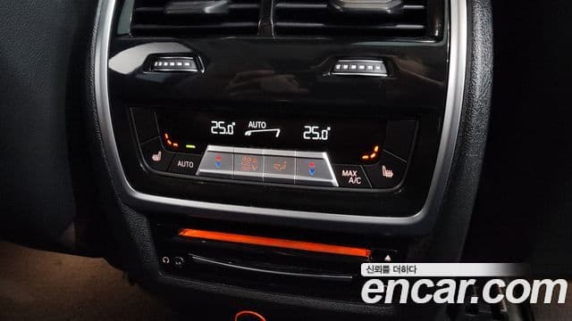 BMW X7 2021 — ფოტო 17/20