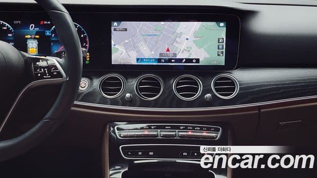 Mercedes-Benz E-Class 2022 — ფოტო 14/20