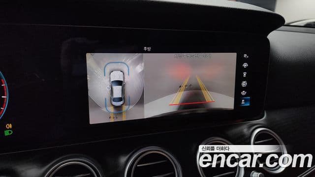 Mercedes-Benz E-Class 2022 — ფოტო 15/20