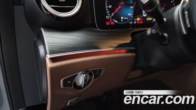 Mercedes-Benz E-Class 2022 — ფოტო 18/20