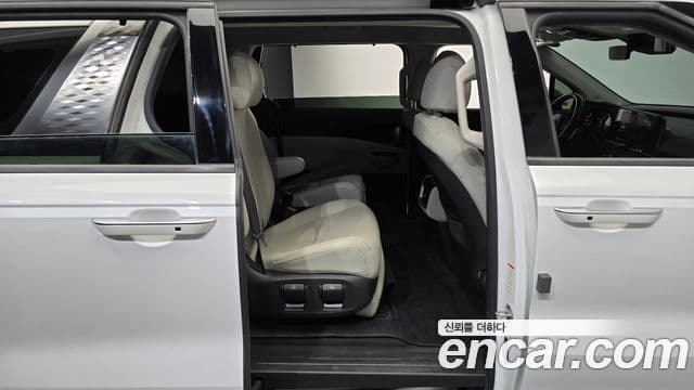 Kia Carnival 2023 — ფოტო 11/12