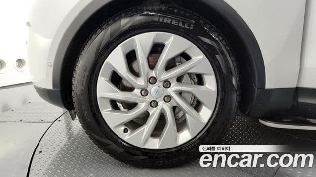Land Rover Discovery 5 2024 — ფოტო 5/20
