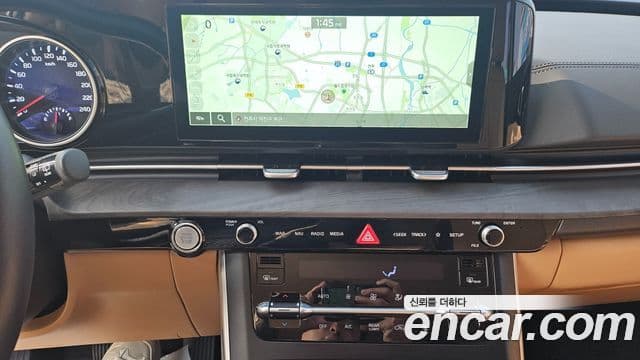 Kia Carnival 2023 — ფოტო 15/20
