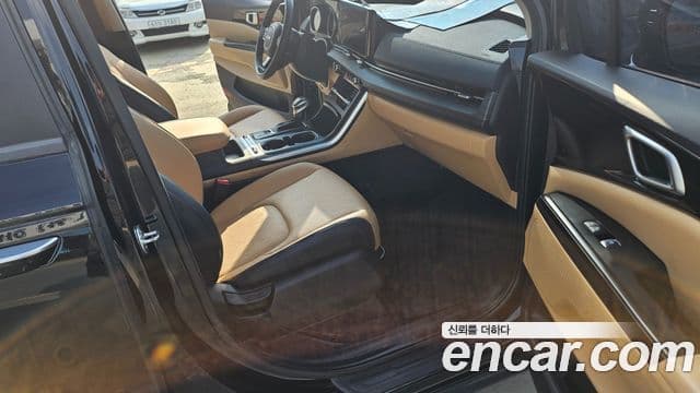 Kia Carnival 2023 — ფოტო 19/20