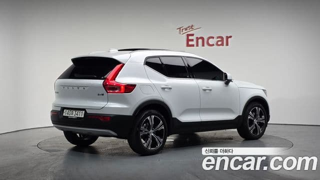 Volvo XC40 2020 — ფოტო 2/20