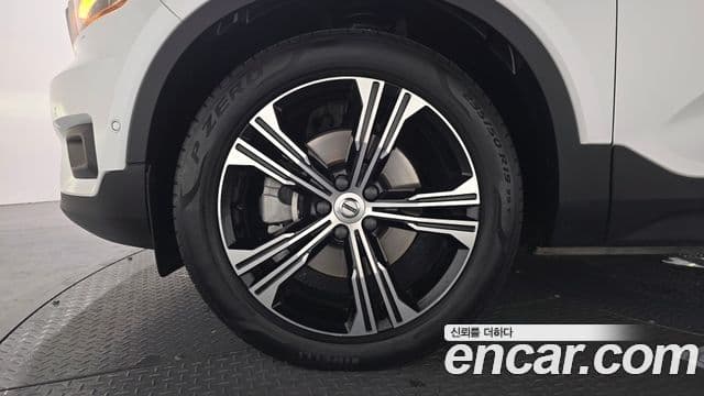 Volvo XC40 2020 — ფოტო 5/20