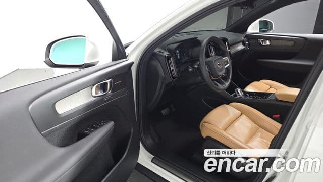 Volvo XC40 2020 — ფოტო 11/20