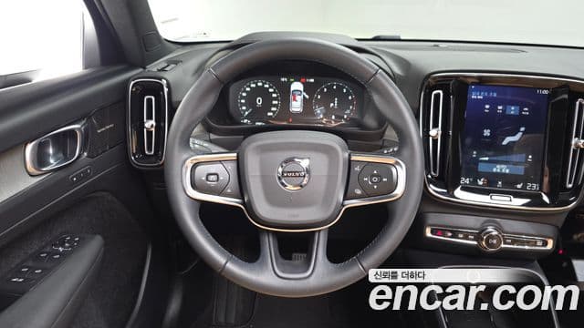 Volvo XC40 2020 — ფოტო 13/20