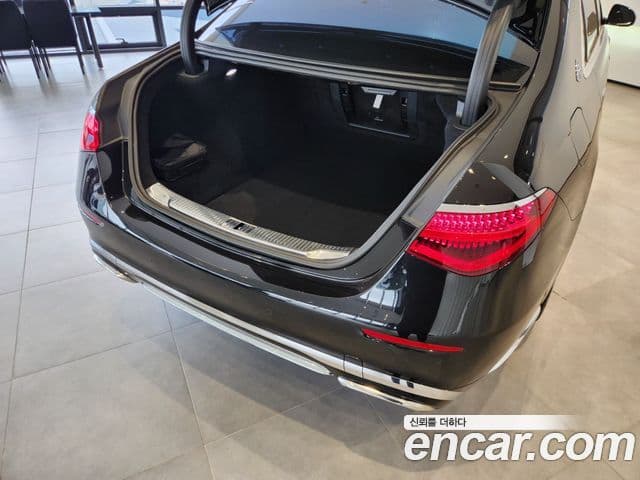 Mercedes-Benz S-Class 2023 — Photo 9/19