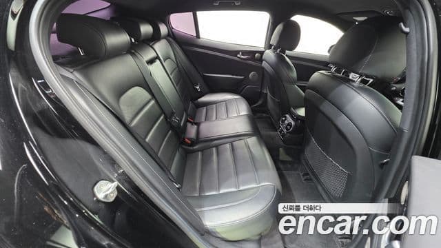 Kia Stinger 2018 — ფოტო 1/20