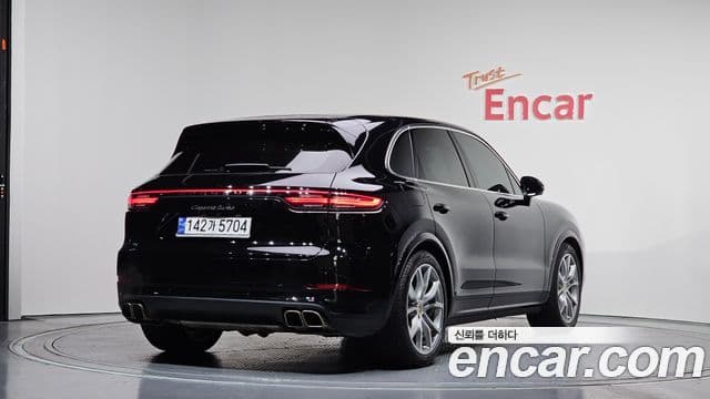 Porsche Cayenne 2023 — ფოტო 1/20
