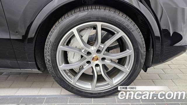 Porsche Cayenne 2023 — ფოტო 4/20