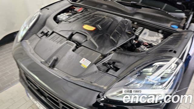 Porsche Cayenne 2023 — ფოტო 5/20