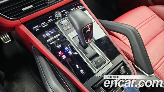 Porsche Cayenne 2023 — ფოტო 8/20