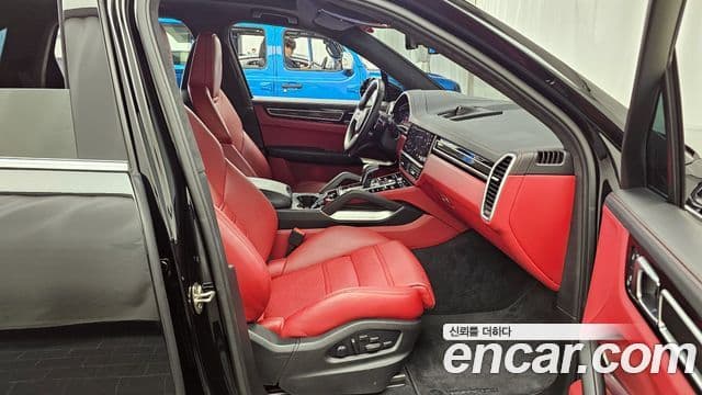 Porsche Cayenne 2023 — ფოტო 11/20