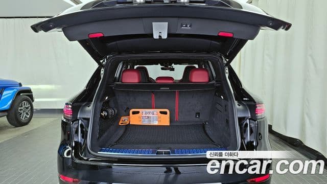 Porsche Cayenne 2023 — ფოტო 20/20