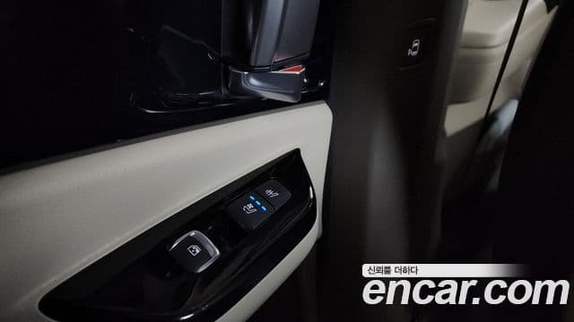 Kia Carnival 2021 — ფოტო 18/20