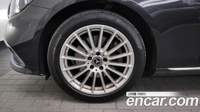 Mercedes-Benz E-Class 2020 — Photo 7/20