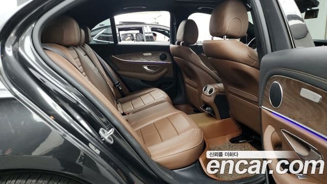 Mercedes-Benz E-Class 2020 — Photo 12/20