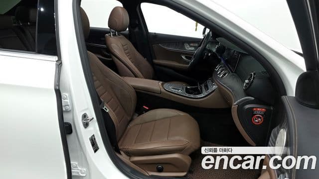 Mercedes-Benz E-Class 2023 — ფოტო 11/20