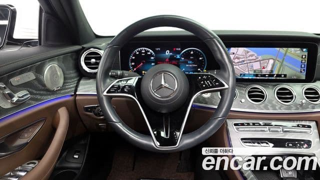 Mercedes-Benz E-Class 2023 — ფოტო 13/20
