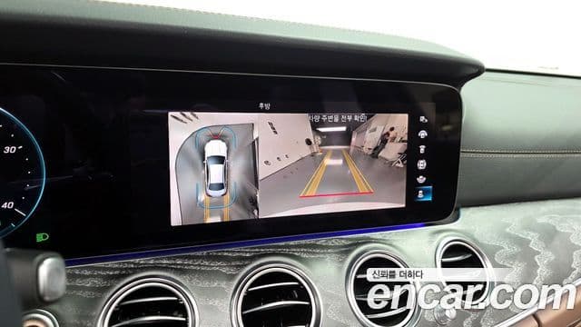 Mercedes-Benz E-Class 2023 — ფოტო 15/20