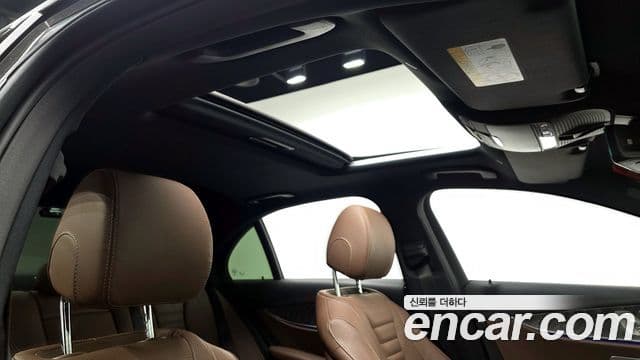 Mercedes-Benz E-Class 2023 — ფოტო 17/20