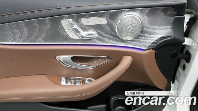 Mercedes-Benz E-Class 2023 — ფოტო 18/20