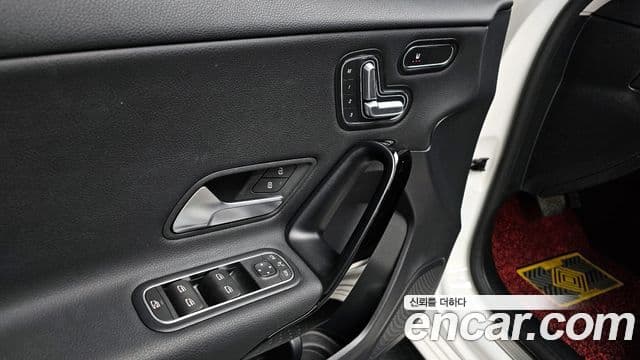 Mercedes-Benz A-Class 2019 — Şəkil 17/20