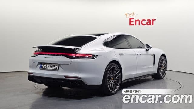 Porsche Panamera 2023 — ფოტო 2/20