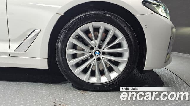 BMW 5 Series 2021 — Photo 11/20