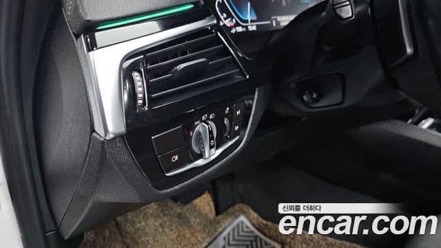 BMW 5 Series 2021 — Photo 18/20
