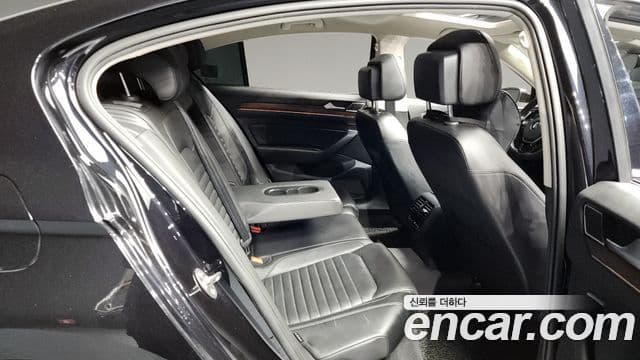 Volkswagen Passat GT 2018 — Şəkil 12/20