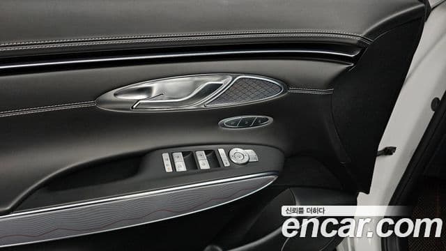 Genesis GV70 2022 — ფოტო 17/20