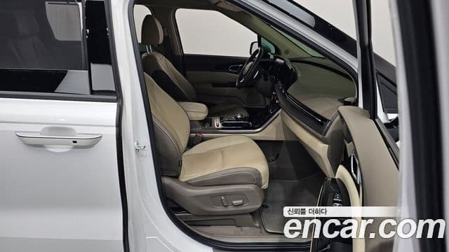 Kia Carnival 2021 — фото 11 из 20